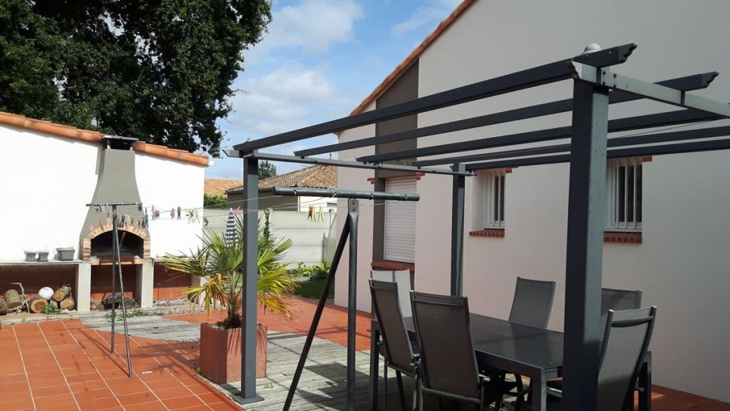 Terrasse avec pergola et coin barbecue