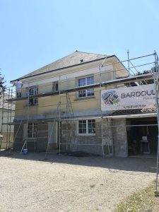 Rénovation extérieure d'une maison avec échafaudage