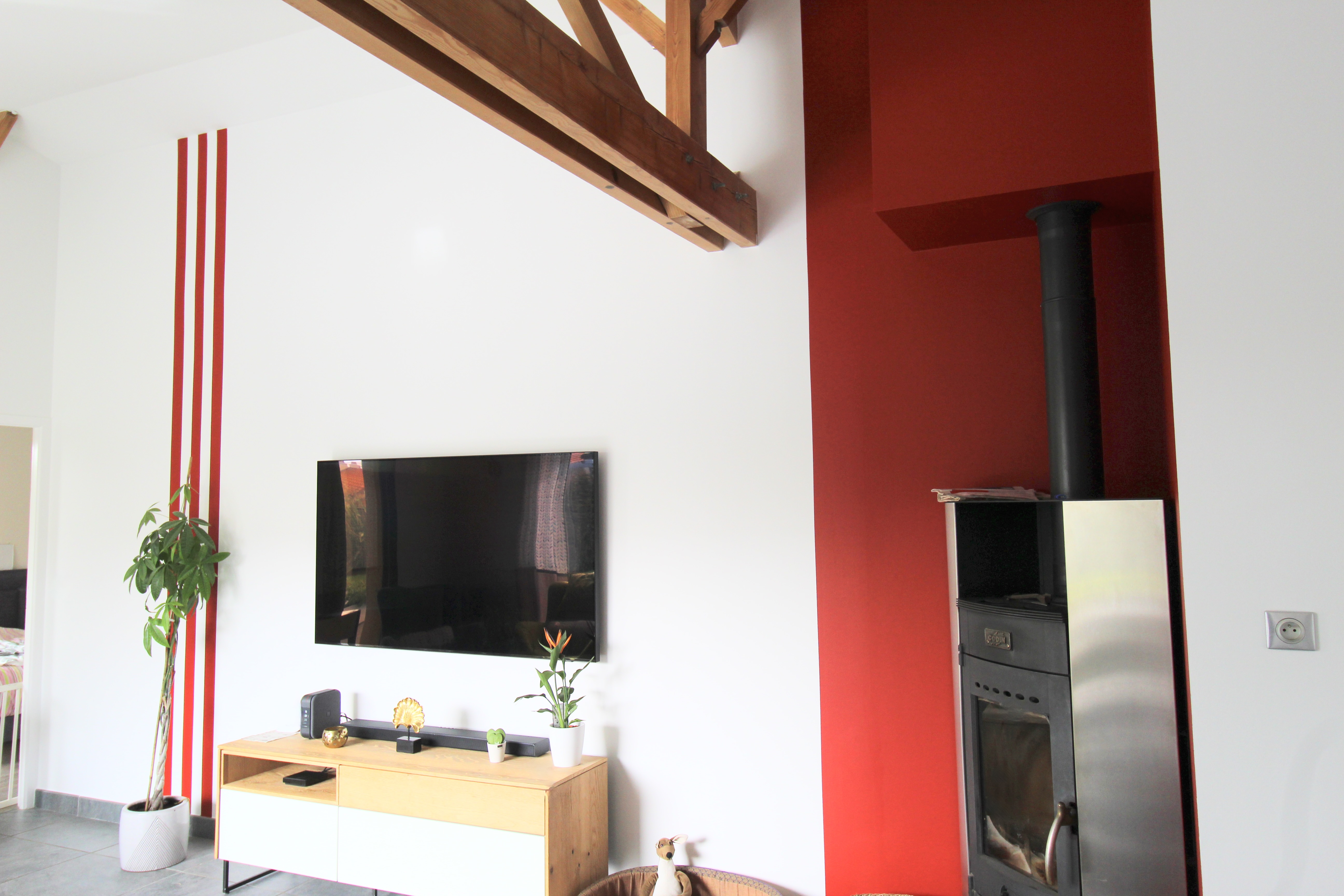 peinture intérieure rouge et blanche dans un salon