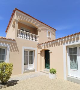 Maison moderne façade beige avec balcon