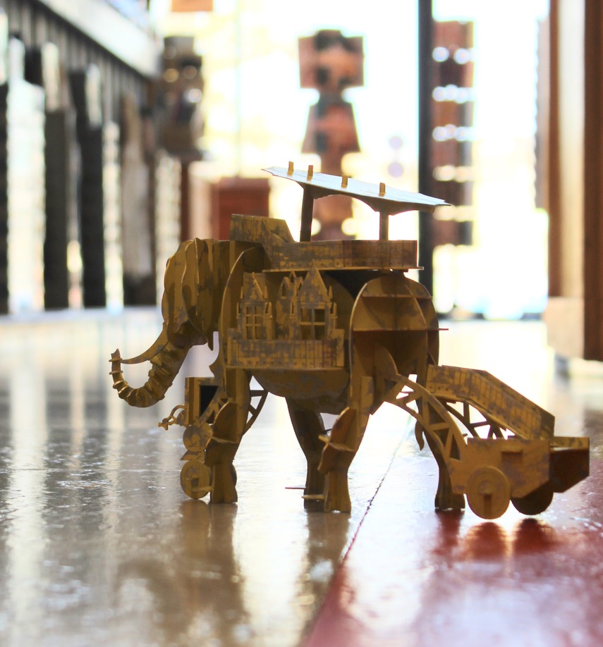 Maquette en bois d'un éléphant mécanique posée au sol